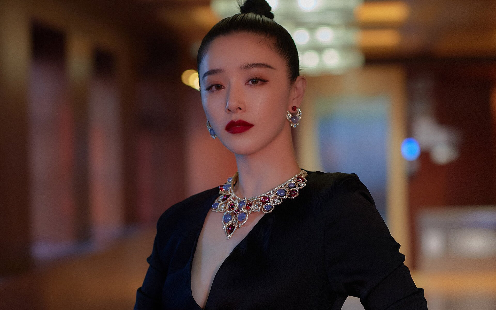 国足奋力抗争晋级，成为国际比赛八强队之一，国足 八强