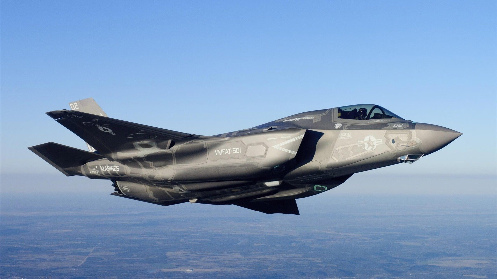 球场内外:比赛精彩、悬念和球迷支持完美结合,球场内讧